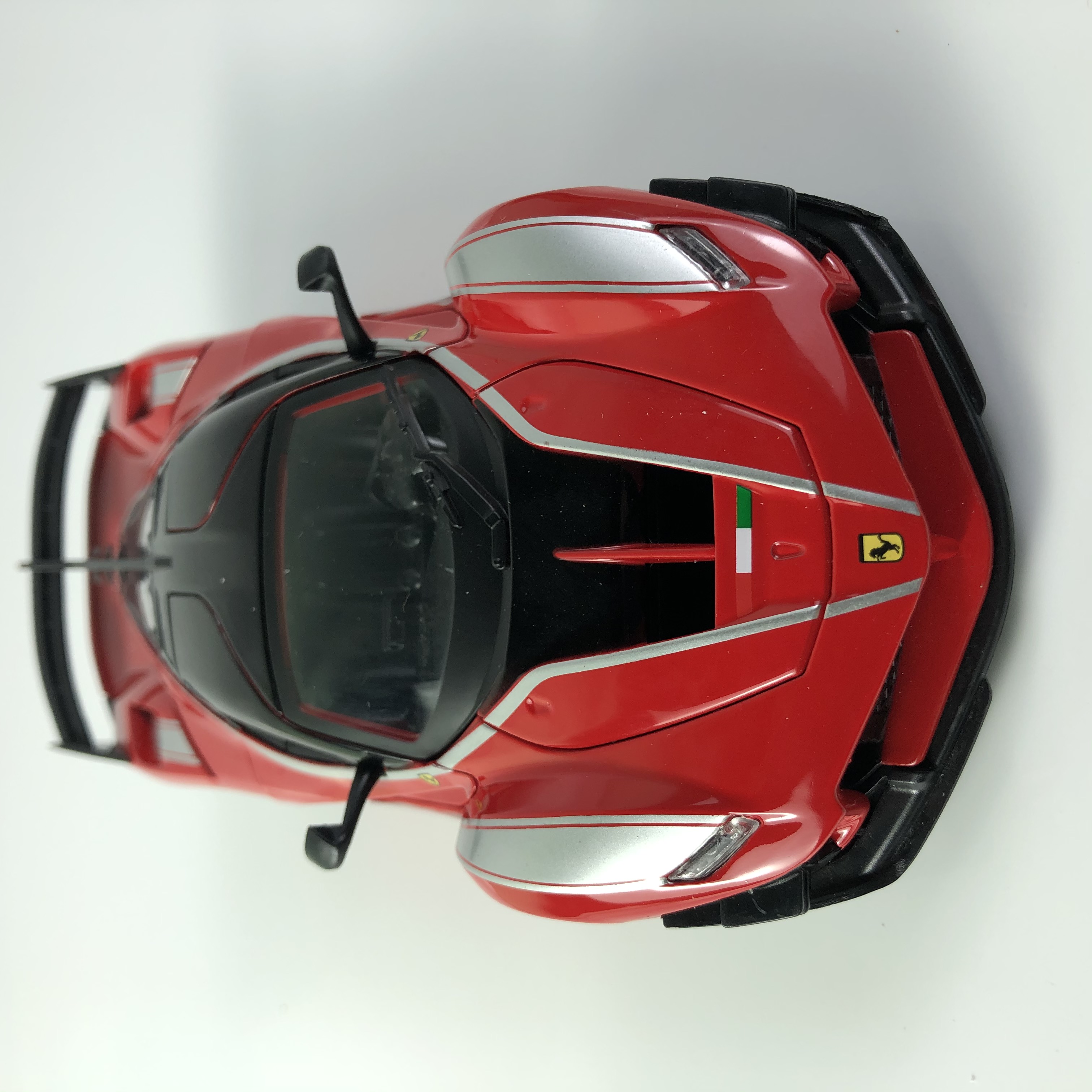 Xe mô hình Ferrari FXX K tỉ lệ 1:24 màu Đỏ/Trắng/Đen hãng Hengteng chất liệu hợp kim
