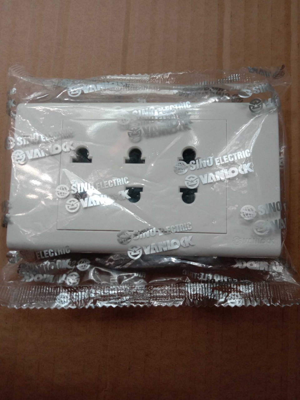 Mặt 3 ổ 2 chấu dòng s18