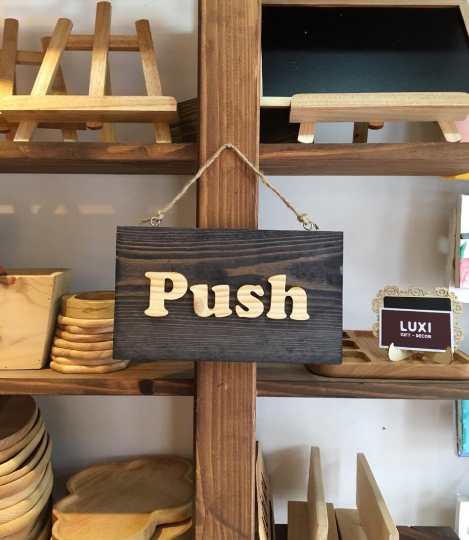 Bảng gỗ treo cửa 2 mặt Push-Pull (nền xanh) LUXI decor