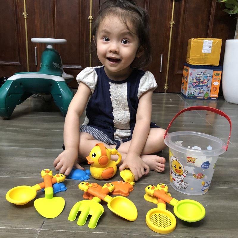 Bộ đồ chơi xúc cát 14 món có xô con vịt cho bé đi chơi biển