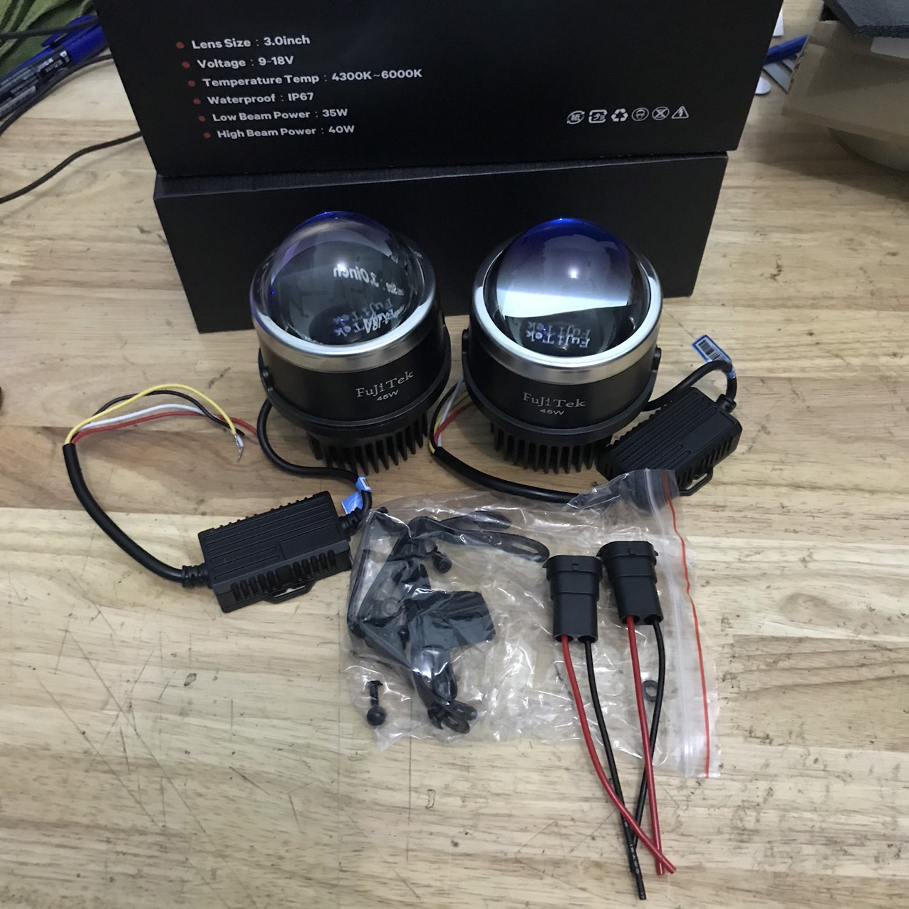 Bi gầm, đèn gầm led nguyên khối fujitek pha- cos tích hợp 3 chế độ màu, màu 3000k, màu 4800k, màu 6000k- lens xanh