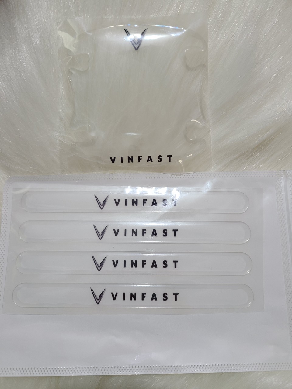 Bộ 8 Miếng dán Silicon chống xước hõm tay nắm cửa Ô tô kèm Logo xe ( Vinfast )