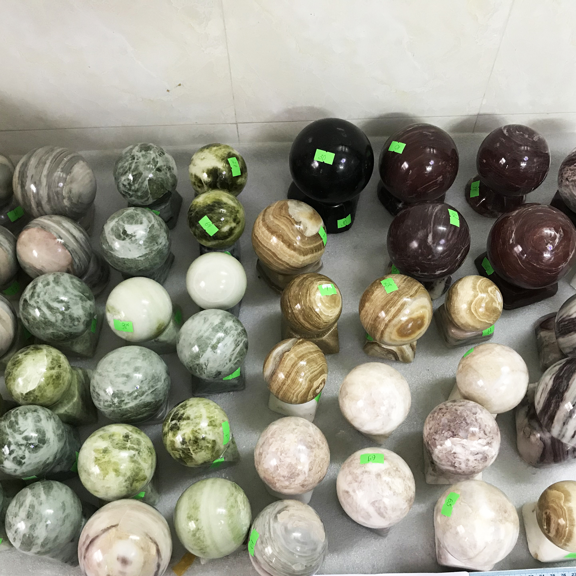 Cầu bi phong thủy đá tự nhiên đường kính 7-8cm nặng cả đế 1kg, màu xanh, đỏ, vàng, đen, trắng, cho mệnh Kim Mộc Thủy Hỏa Thổ (đá thật) chân đế bằng đá