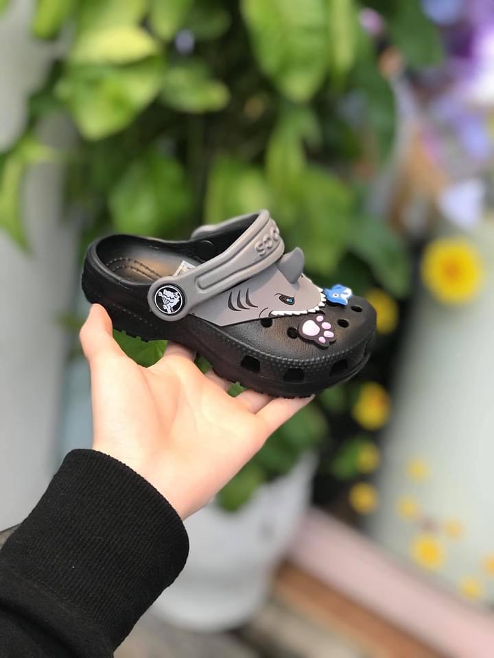 Sục crocs-trẻ em classic vi cá mập- tặng 6 sticker
