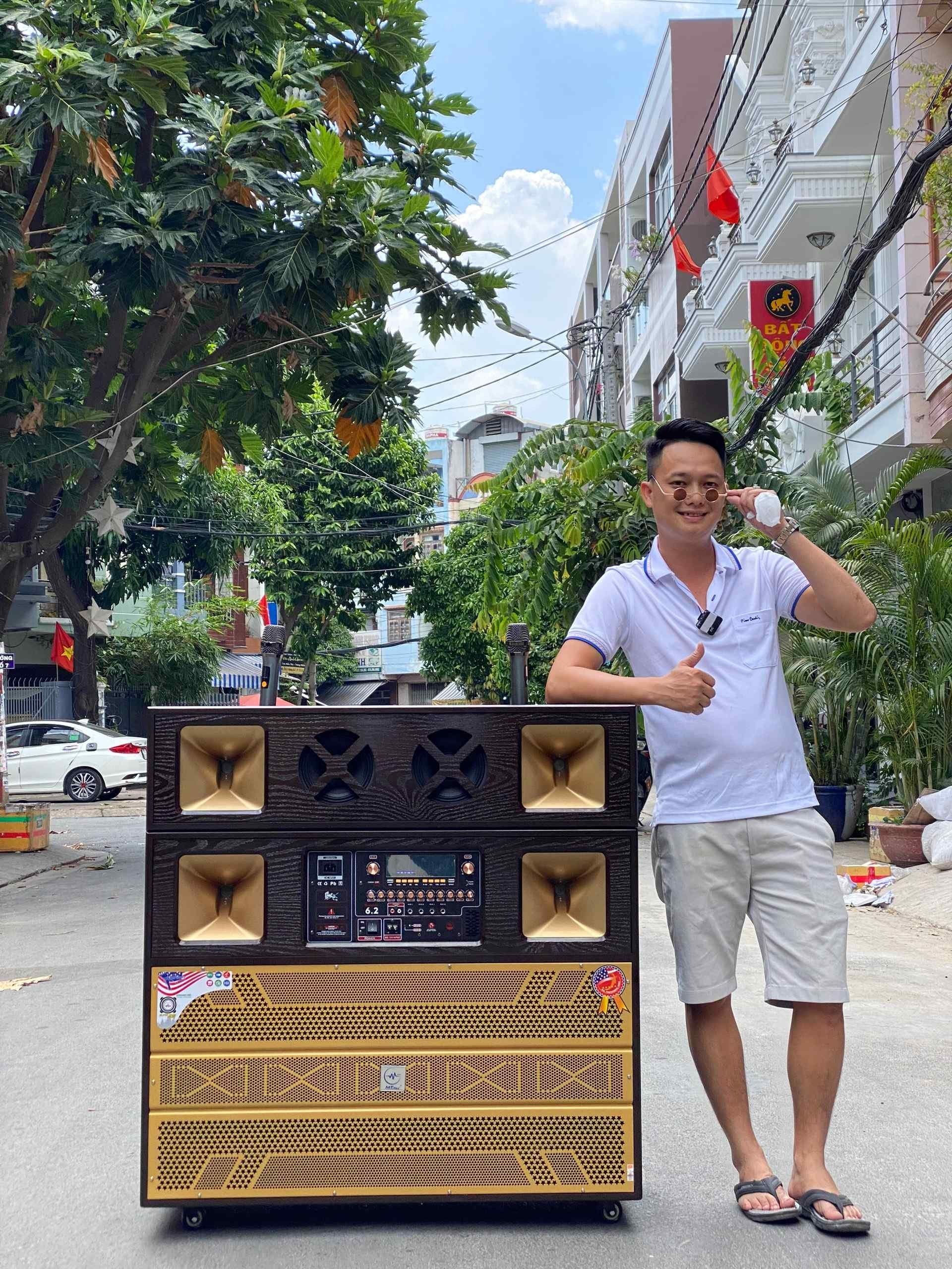 Loa Kéo 4 Tấc Đôi MTMAX BK64 Công Suất Khủng 1500w + Kèm 2 Micro UHF – Thiết kế Mới, thùng gỗ sang trọng và đẹp mắt