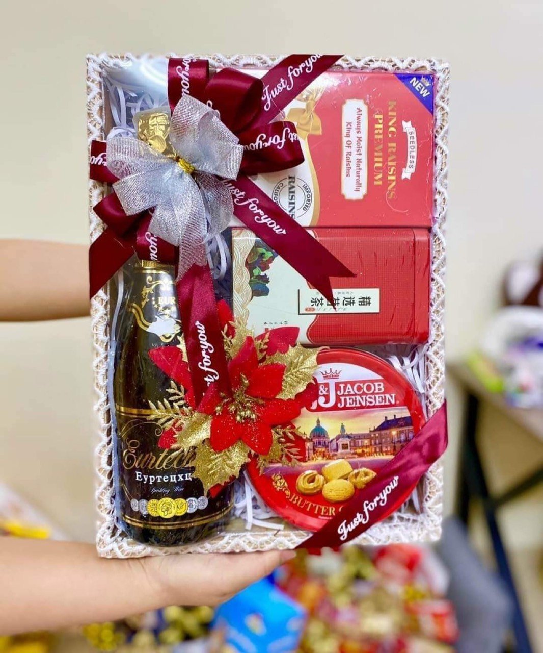 Set hộp quà tết thịnh vượng 2023 tone đỏ khay gỗ thích hợp để tặng biếu dịp năm mới có vang đỏ, mứt, trà, bánh đủ đầy, ý nghĩa