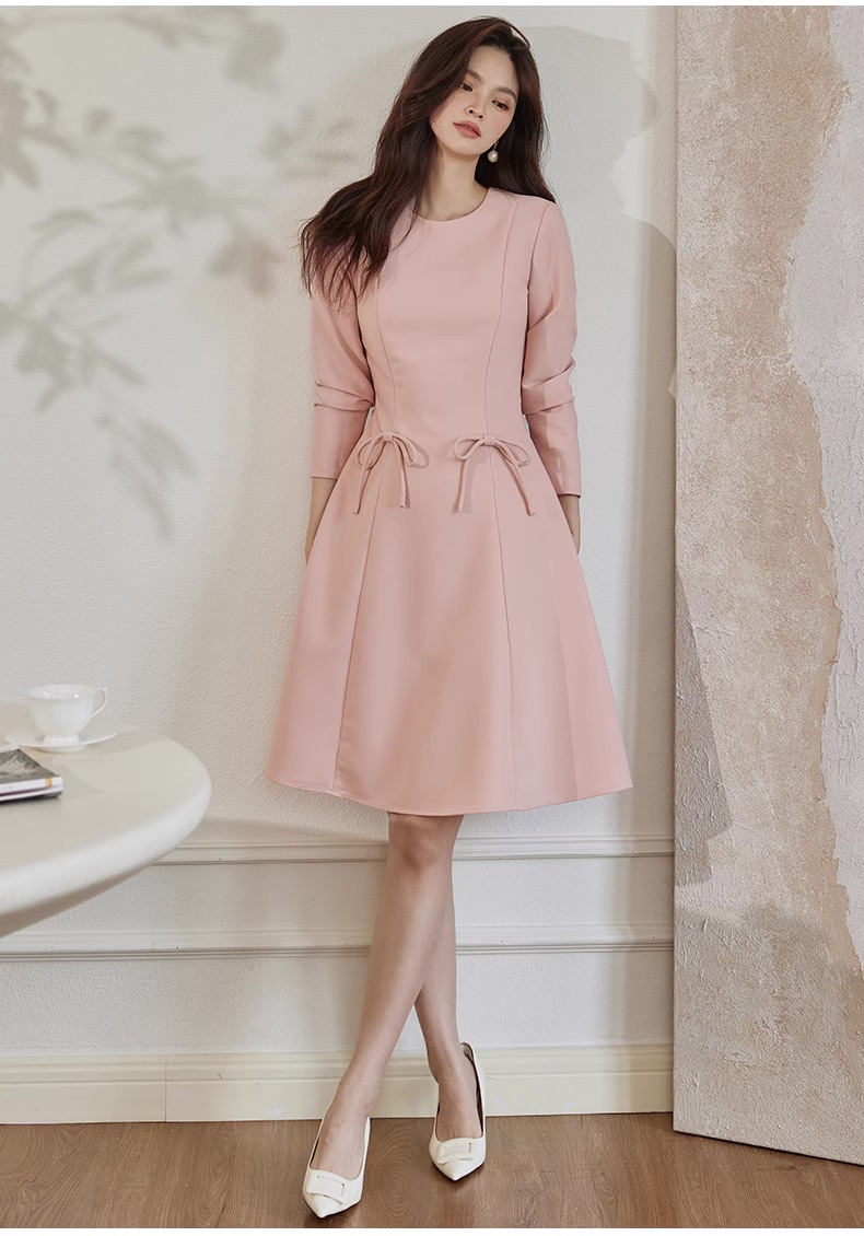 Đầm xoè cổ tròn tay lửng màu hông trơn đính nơ