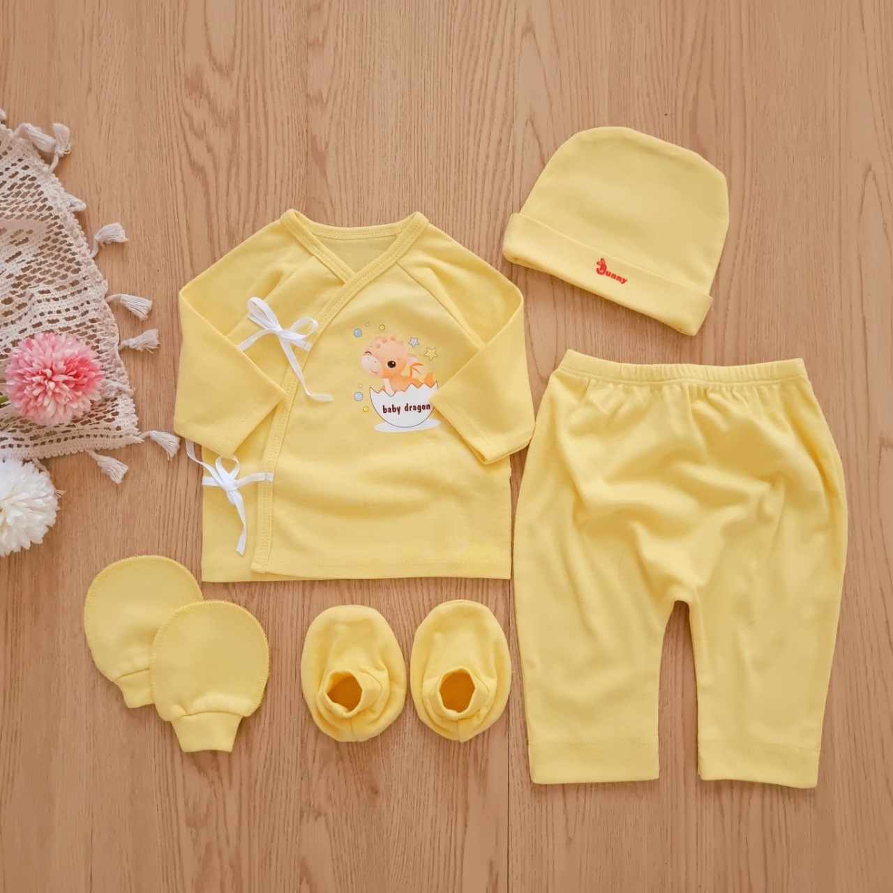 Bộ quần áo Newborn cột dây kèm mũ vớ chính hãng Bunnybaby chất thun cottom mềm mịn cho bé 3-5kg BunnyBaby 1623407483