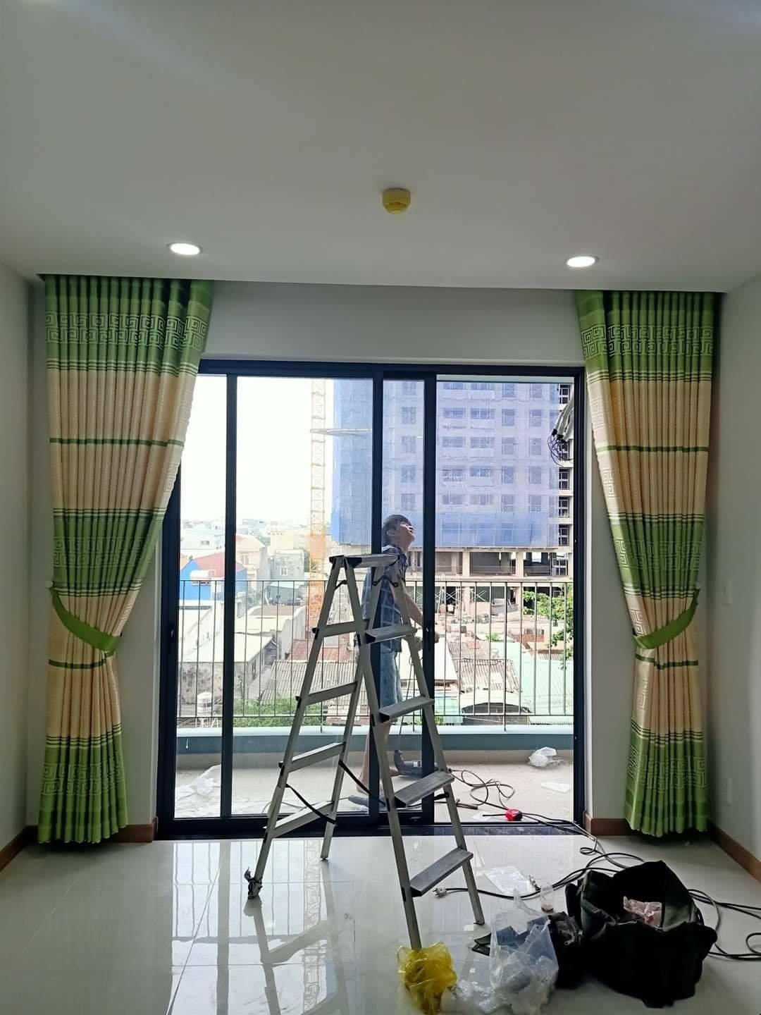 Bộ rèm cửa vải thổ cẩm tông màu xanh lá - Ngang 8m cao 2m5 (tối đa 2m8) - Chia 2 tấm kéo về  2 bên - kiểu may khoen ore sang trọng - vải gấm thổ cẩm dày mịn rủ - độ bền từ 5 - 7 năm - tặng dây vén rèm & khoen ore dự phòng