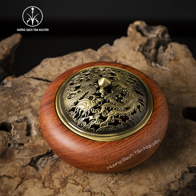 Lư xông trầm hương, lư đốt trầm, lư trầm được làm bằng gỗ chắc chắn, nắp họa tiết rồng tinh xảo