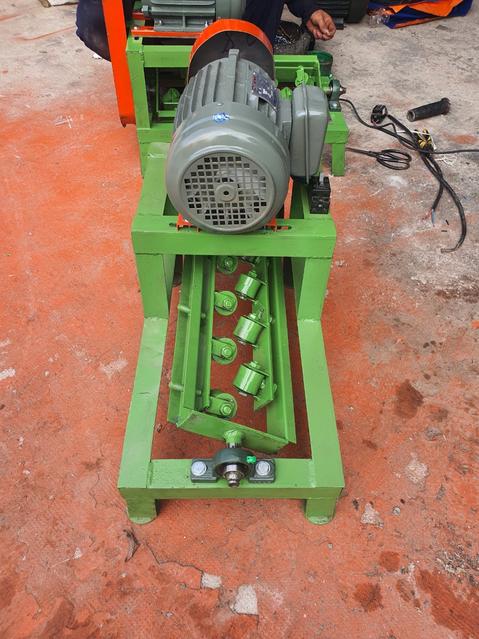 Máy duỗi sắt trung