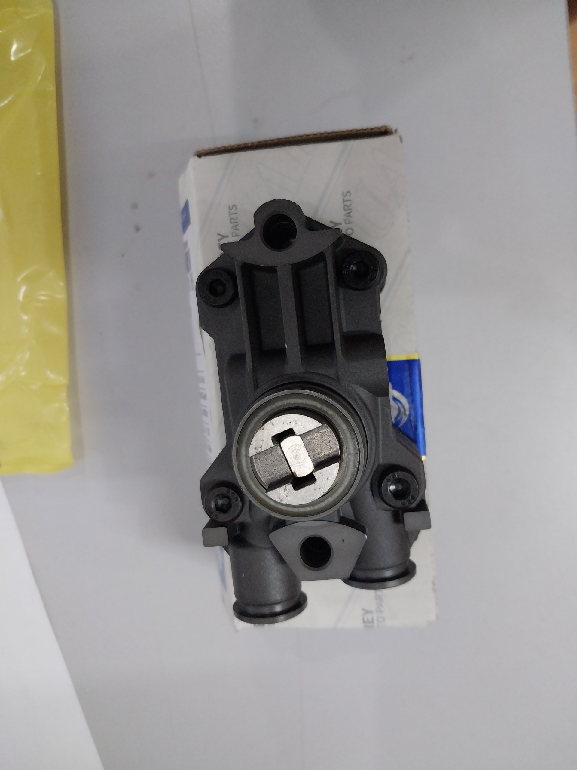 Bơm tiếp vận, bơm tiếp dẫn nhiên liệu xe mercedes sprinter 16 chỗ