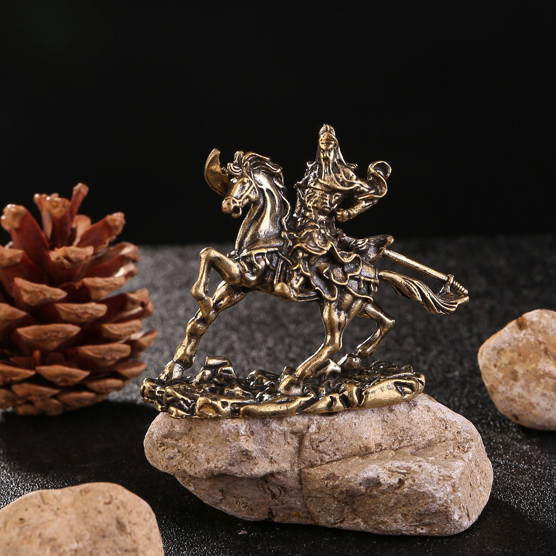 Tượng Nhỏ Phong Thủy Bằng Đồng Kiểu Dáng Hình Quan Công Cưỡi Ngựa Cầm Đao (Kích Thước: 6.0cm x 5.1cm)