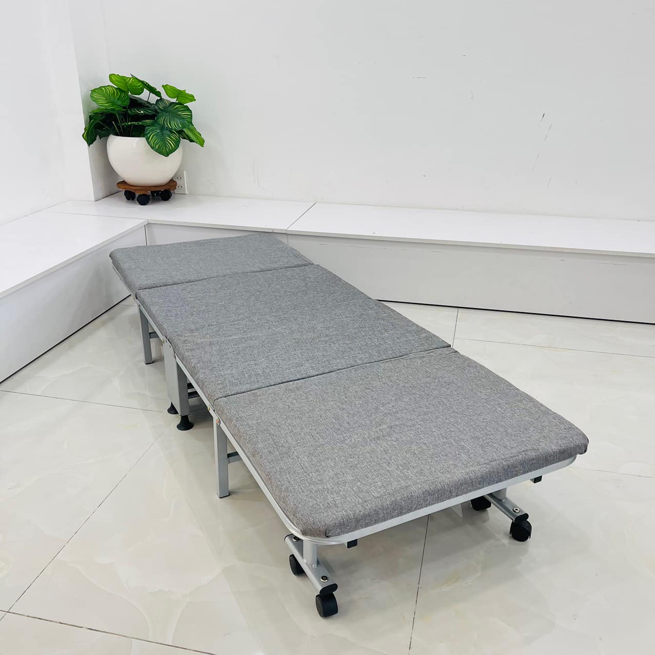 Giường gấp nâng đầu 3 đoạn Sumika SK386- Khung giường: làm bằng thép sơn tĩnh điện bền khóa chốt an toàn cố định giường.