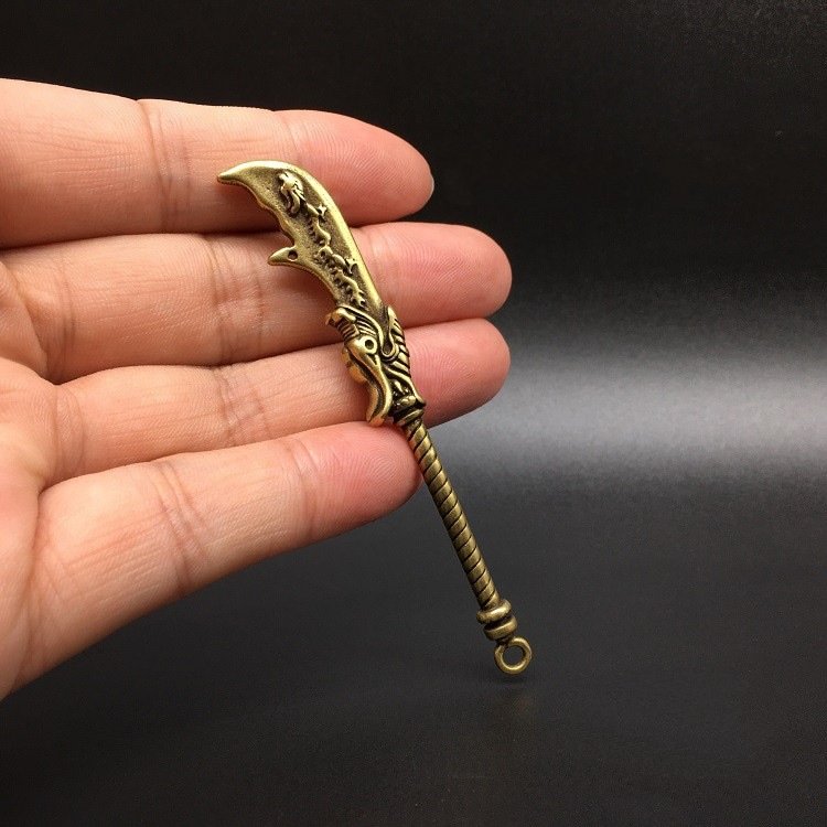 Tượng Đồng Thau Hình Thanh Đồ Long Đao - Kích Thước: 8.0 x 1.3cm