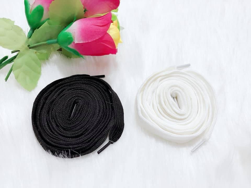 Set 2 cặp dây buộc giày bản dẹp, màu trắng và đen.