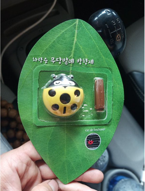 Kẹp phát tán hương thơm Hàn Quốc hình con bọ ladybug khửi mùi ô tô hiệu quả