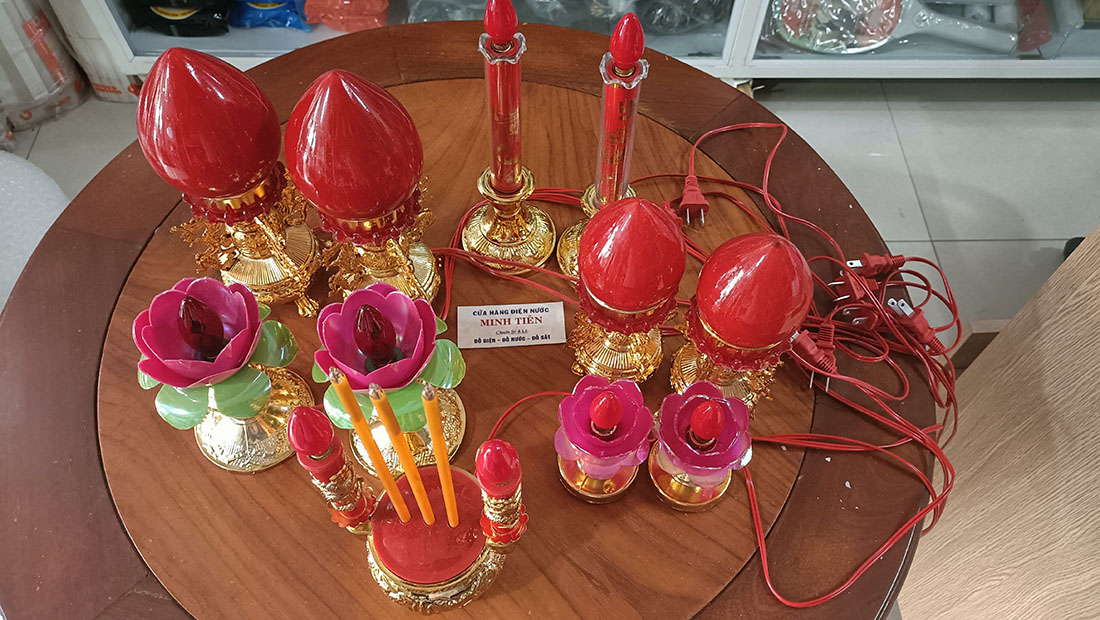 Lư hương điện , cặp đèn thờ điện đã bao gồm bóng đèn ớt kèm chất liệu nhựa mạ màu vàng