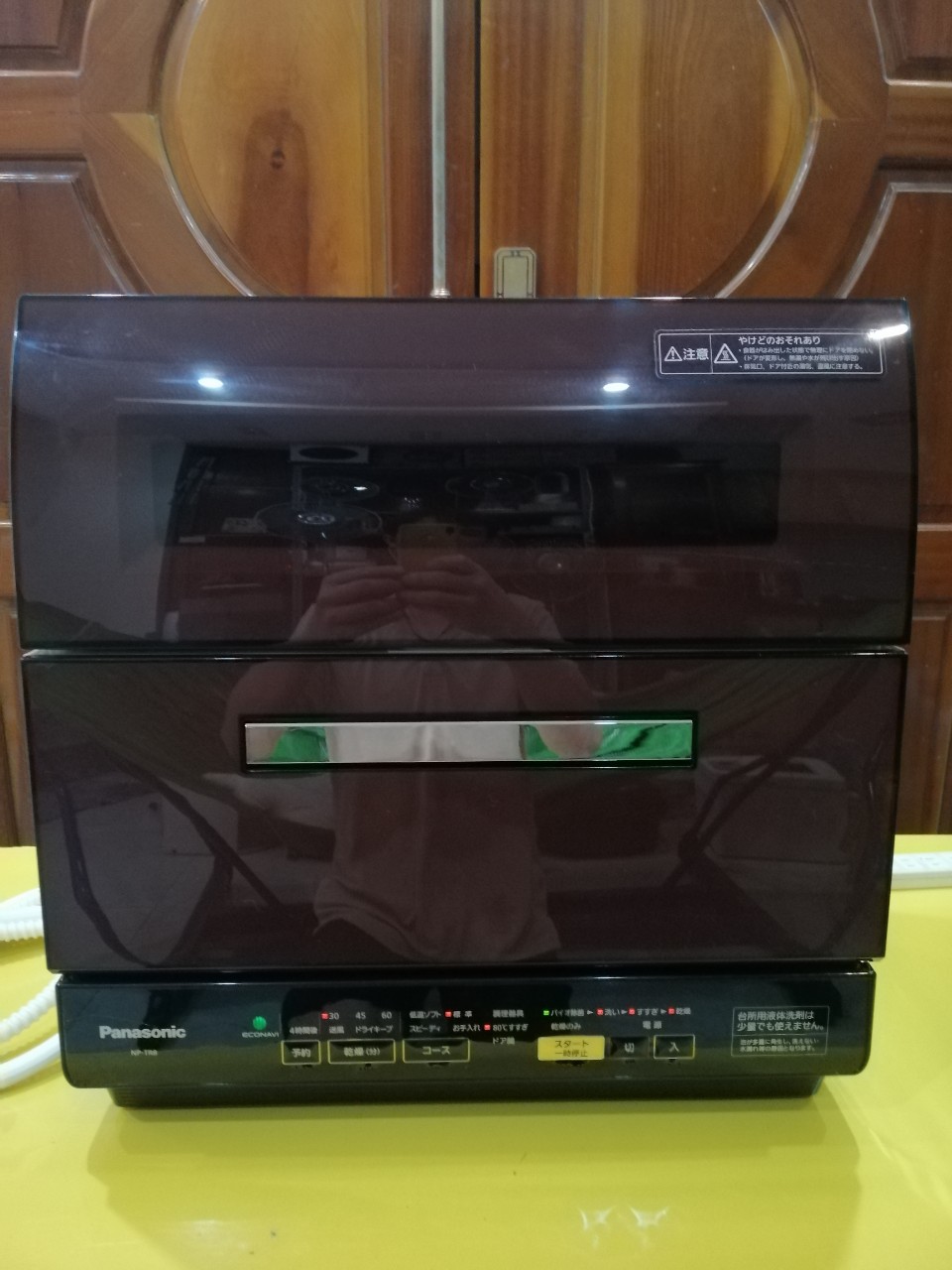 Máy rửa chén Panasonic NP-TR8 - 6 bộ, màu trắng/mận chín, kích thước 550x347x564mm