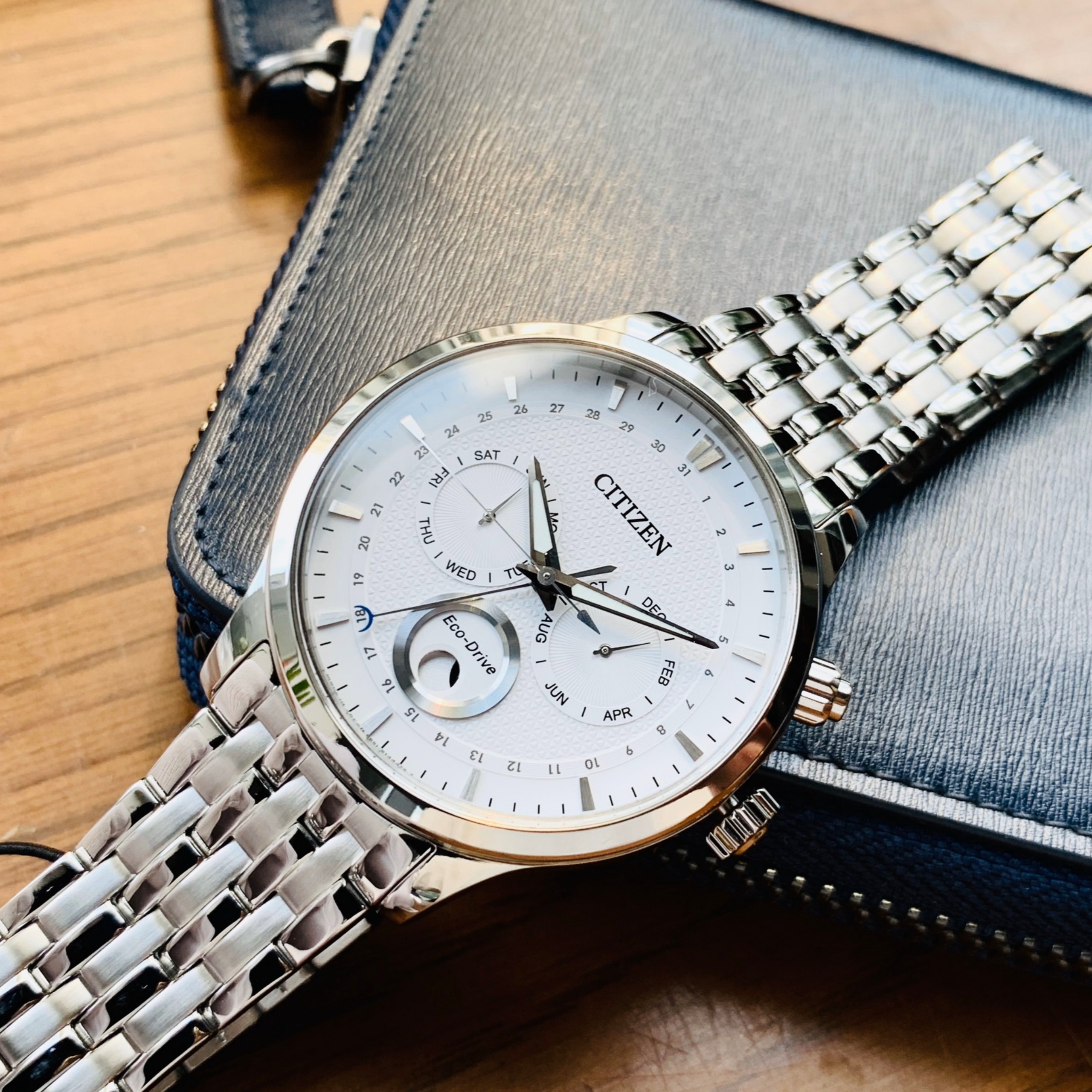 Đồng hồ Nam chính hãng Citizen Moonphase Eco-Drive AP1050-56A Size 42,Mặt trắng,Lịch thứ ngày-Năng lượng ánh sáng-Dây kim loại thép cao cấp