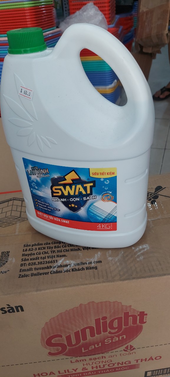 Nước lau kính Swat can 4kg