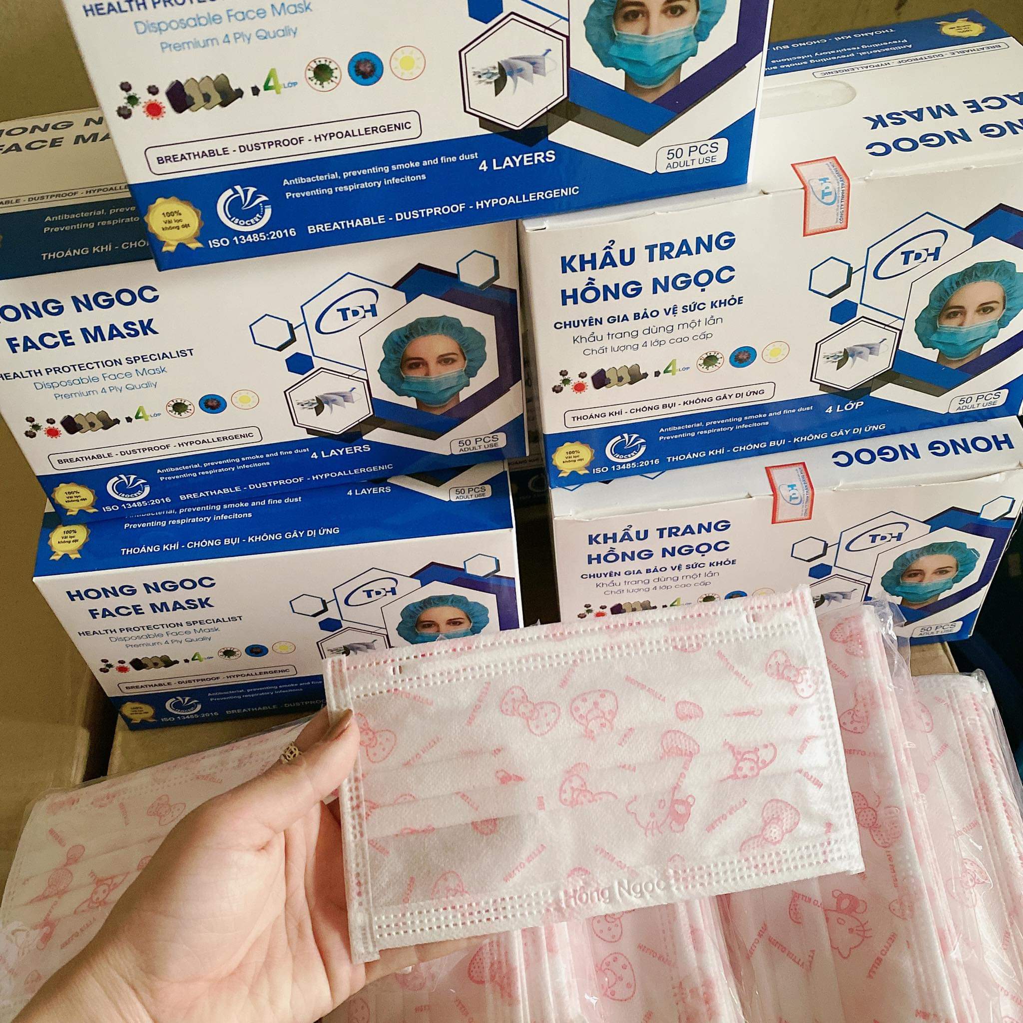Hộp 50 chiếc Khẩu trang y tế 4 lớp họa tiết Hello Kitty cho người lớn