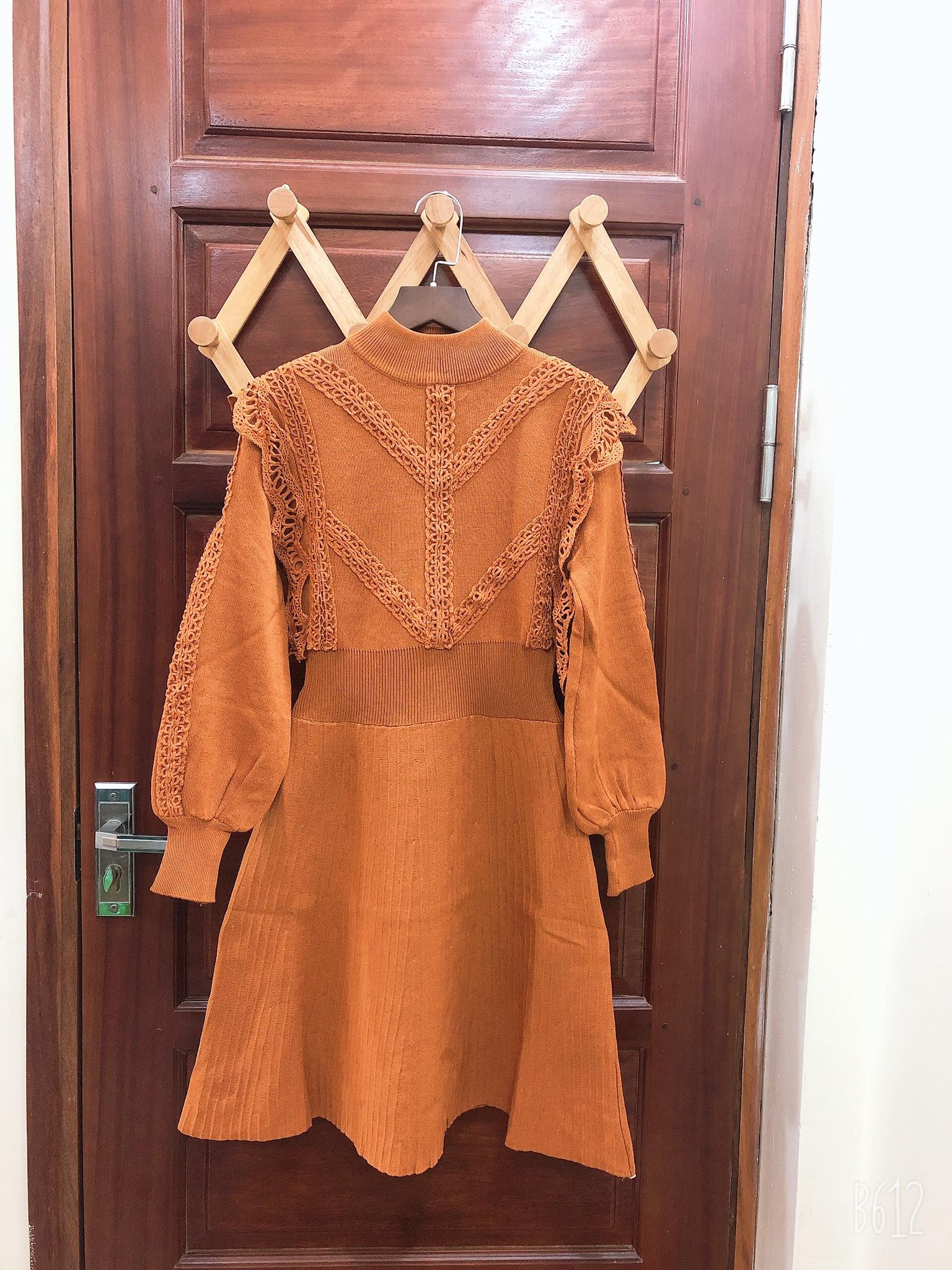 Váy len tay bồng phối ren màu đỏ siêu hót