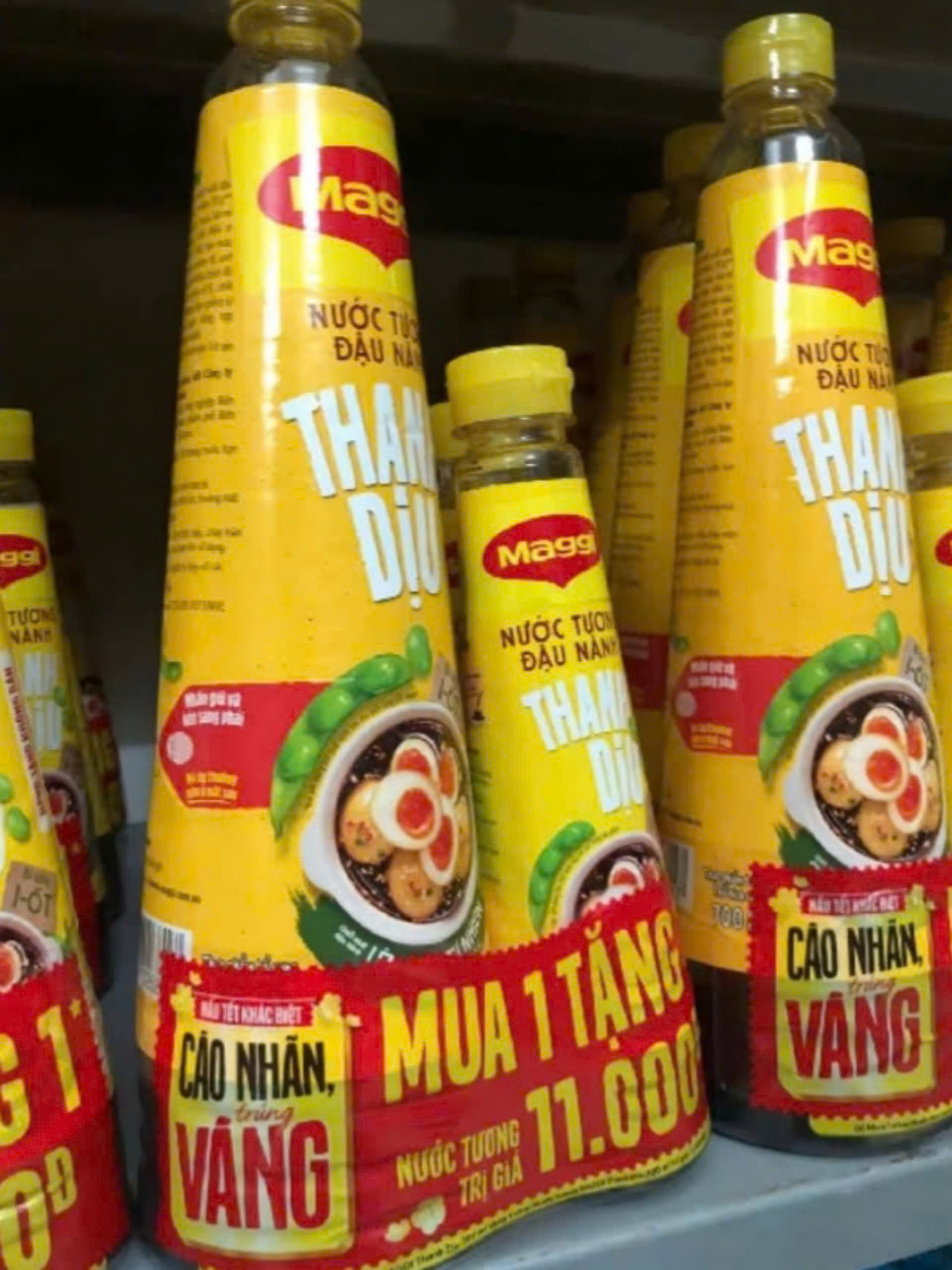 Nước tương đậu nành Maggi thanh dịu chai 700ml (tặng kèm 1 chai  200ml)