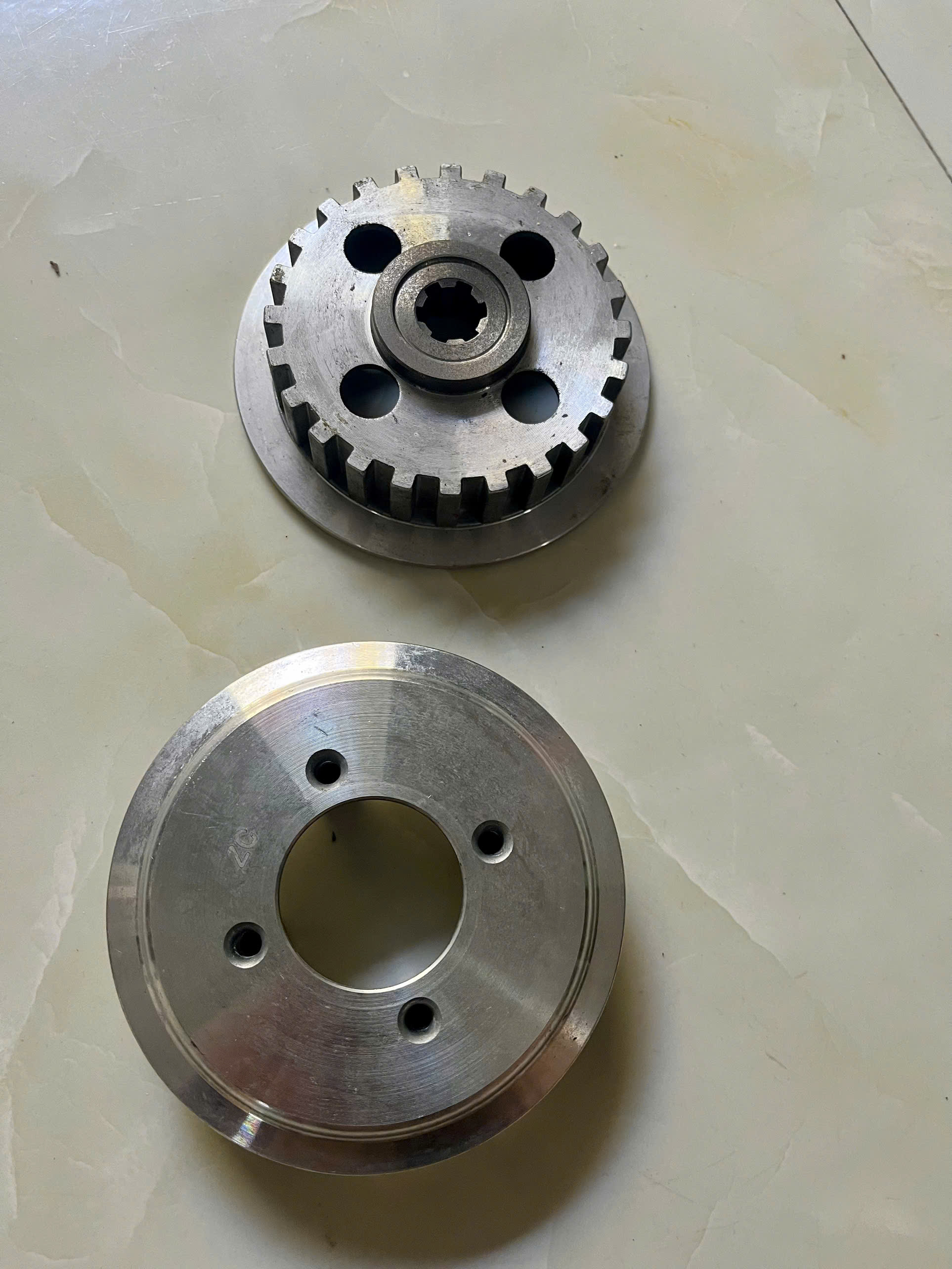 The Press Is a Win Vehicle Clutch (2 Parts as Shown in the Picture)