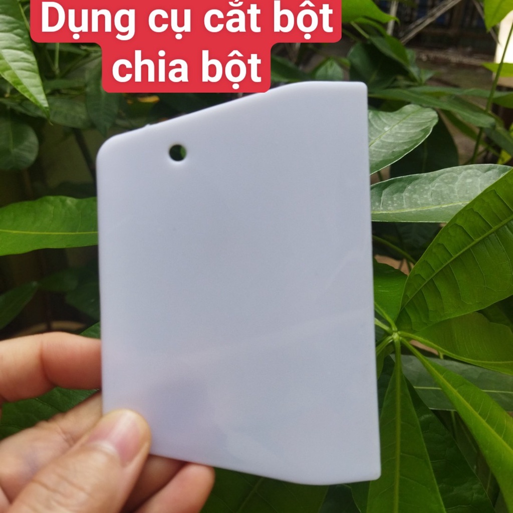 Dụng cụ cắt bột, chia bột, vét bột, miếng cắt bột hình thang lớn, chất liệu miếng nhựa pp chà láng