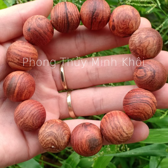 (Hàng MỘC vân VIP) Vòng tay gỗ sưa đỏ( dây) tự nhiên 18ly.Vòng tay phù hợp với tất cả các cung,mệnh.Vòng tay may mắn ,bình an,tài lộc.+hộp đựng cao cấp.