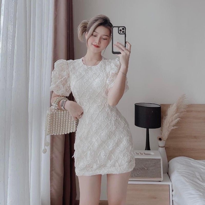 Đầm ren hoa nổi hở lưng nơ dễ thương