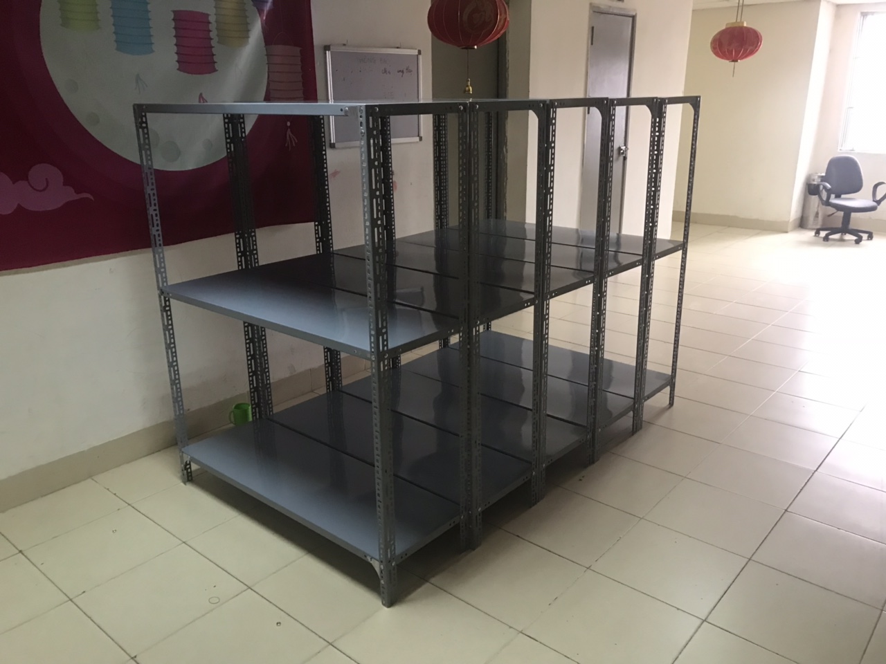 kệ sắt đa năng dài 1m, rộng 0,3m, cao 1m và gồm có 3 tầng