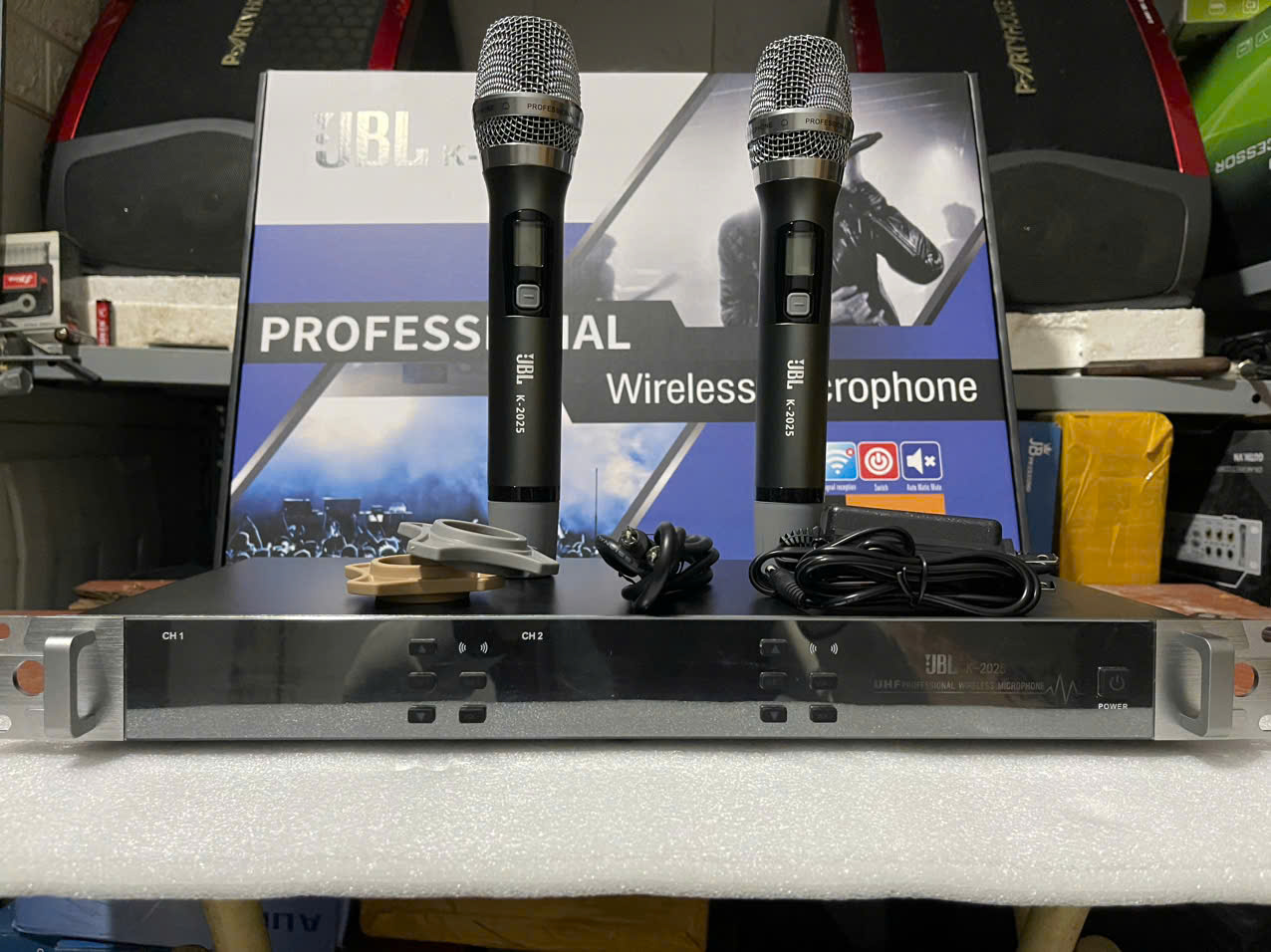 Micro không dây cao cấp JBL K-2025 , chống hú , cảm biến gia tốc , tự ngắtUHF Chống Nhiễu, Độ Nhạy Cao Bắt Giọng Tốt Chất Âm Chân Thực Tay Cầm Kim Loại Màn Hình LED Hiển Thị Thông Số Dễ Dàng Phối Ghép Loa Kéo, Amply.