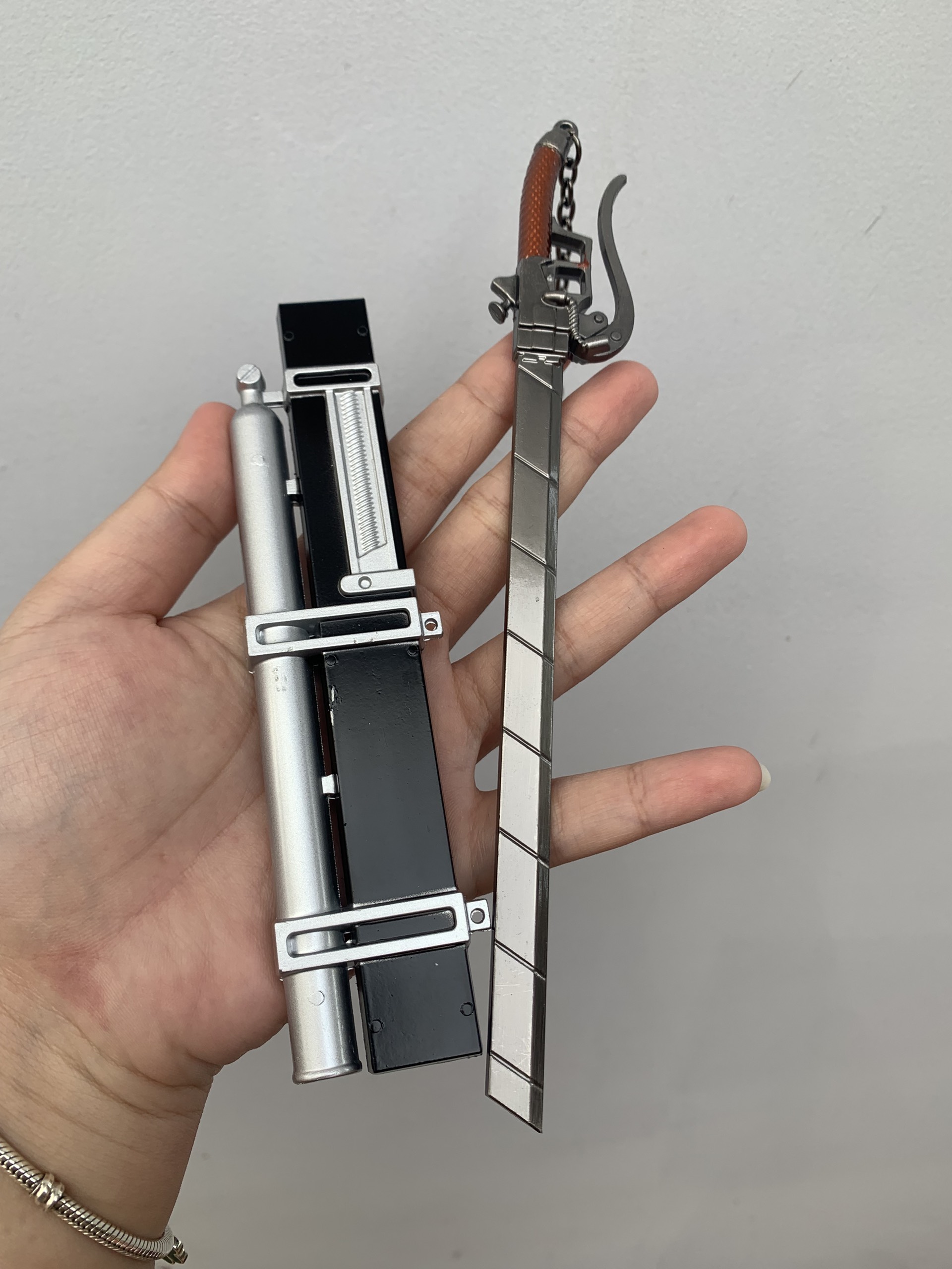 Móc khóa kiếm aot mẫu 2 - 22cm - tặng đế 2 tầng - baystore