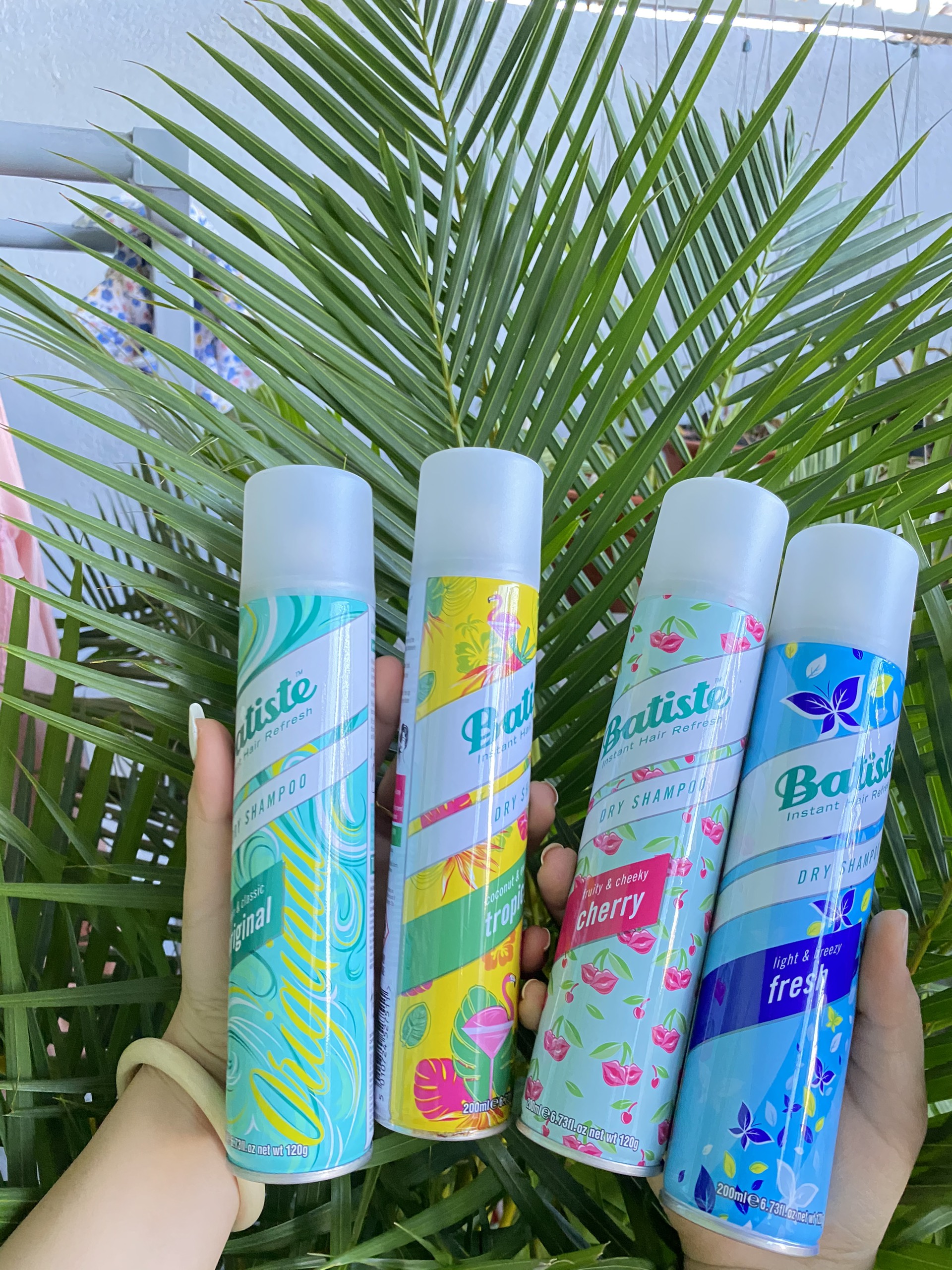 Dầu gội khô dạng xịt Batiste Hương Hoa Nhiệt Đới, hút dầu, chống bết tóc, hương thơm dài lâu, hiệu quả tức thì - Batiste Dry Shampoo Coconut & Exotic Tropical 200ml
