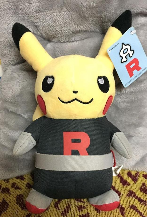 Gấu bông Pikachu cosplay biệt đội hỏa tiễn R nhí nhố