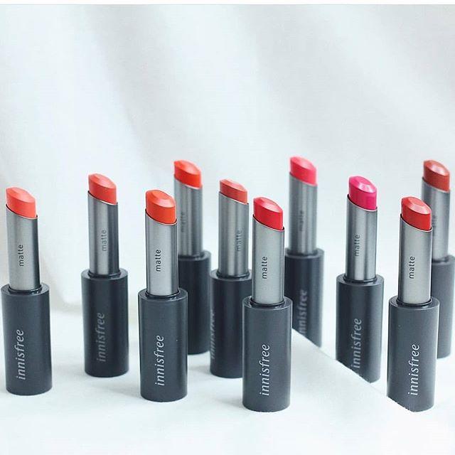 Son thỏi vỏ đen innisfree real fit lipstick