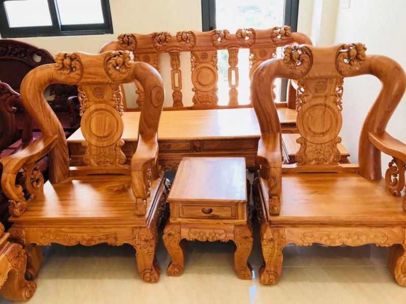 Bộ bàn ghế phòng khách tay 12 gỗ gõ đào 6 món mang lại cho ngôi nhà của bạn cảm giác đẳng cấp, hiện đại và tinh tế. Sản phẩm này thật sự là một tác phẩm nghệ thuật với tinh thần \