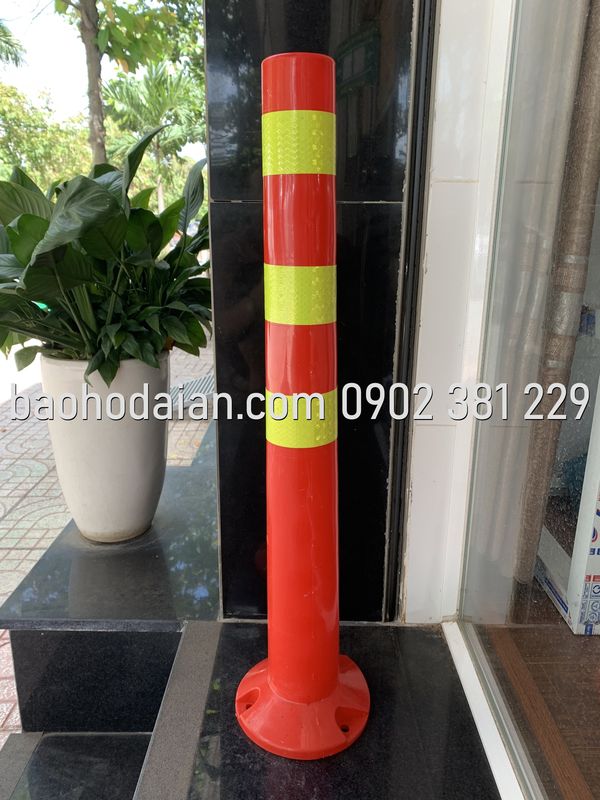 Cọc tiêu giao thông phân làn hình trụ 67cm