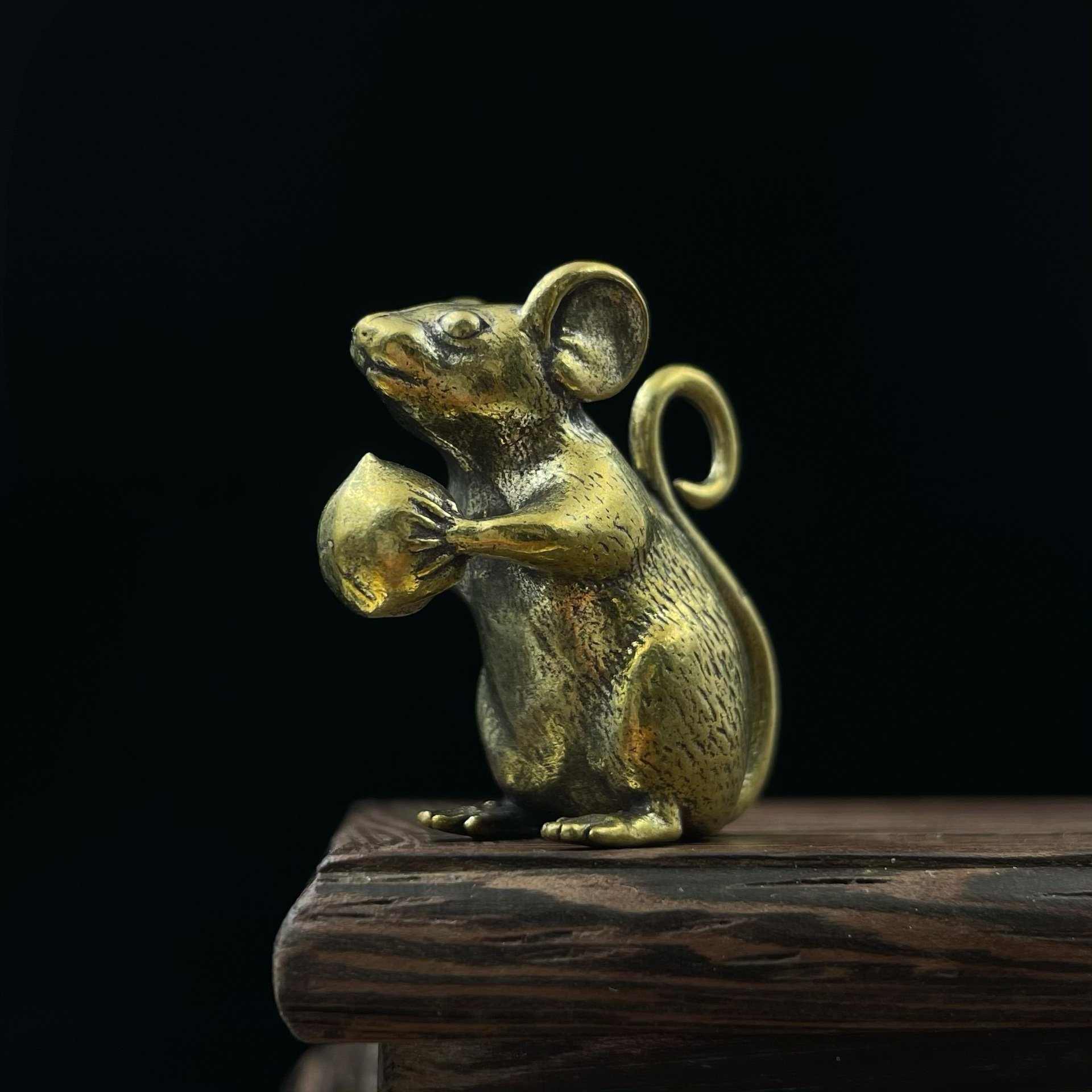 Tượng Nhỏ Phong Thủy Bằng Đồng Kiểu Dáng Chuột Tặng Đào Vàng (Kích Thước: 1.6 x 2.6cm)