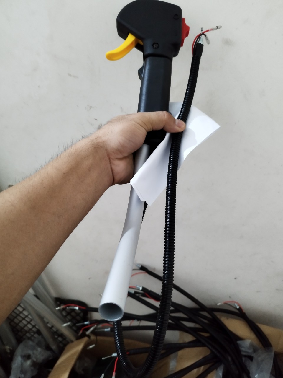 Tay ga mỏ vịt bên phải có công tắc dùng cho máy cắt cỏ 260/ 330/ tu34/ tl52/ gx25/ gx35 loại xịn