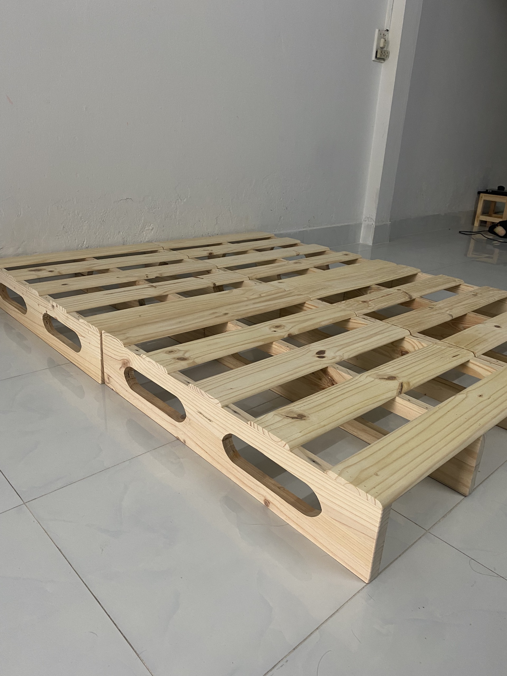 Giường pallet gỗ thông nhập khẩu chân giường cao 20cm