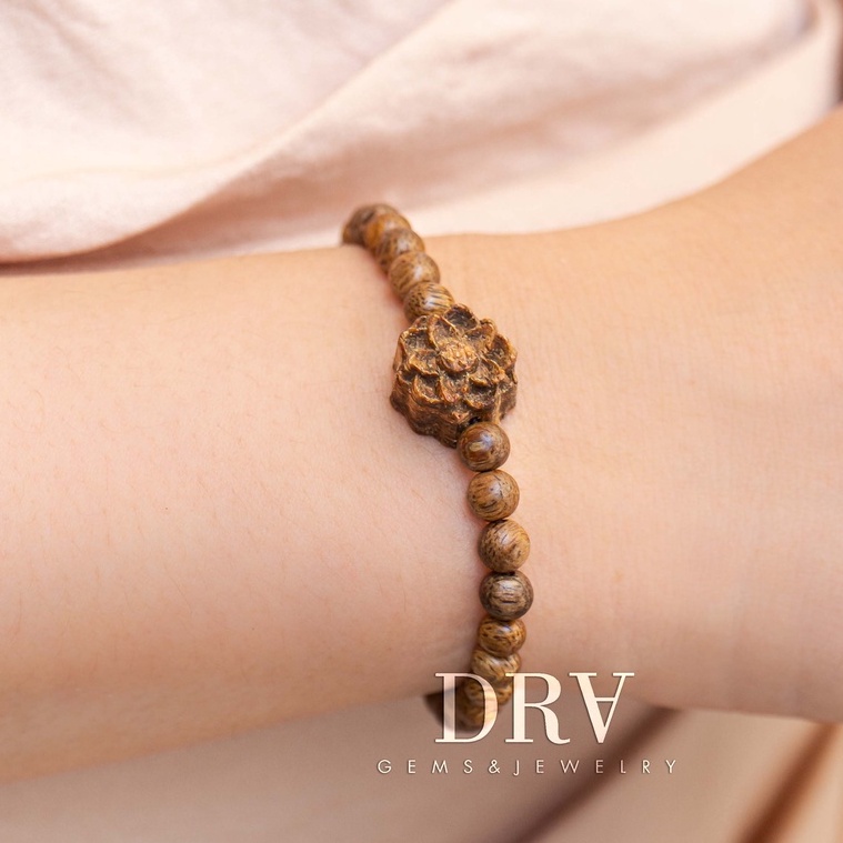 Vòng tay nữ gỗ trầm hương mix charm hoa sen sang trọng