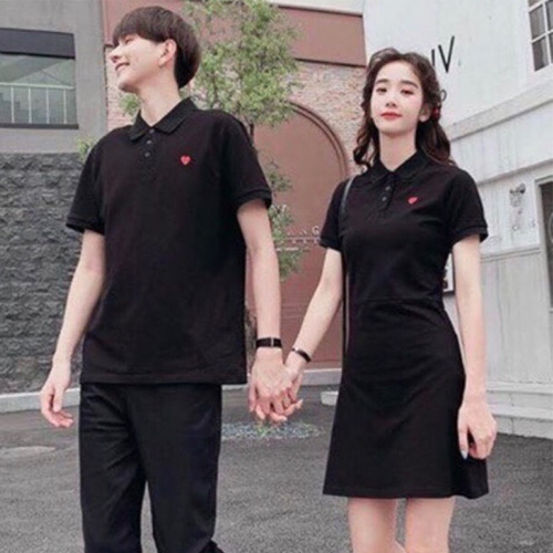 Đồ đôi nam nữ váy đen xinh xắn phối cùng áo thun nam in tim đỏ