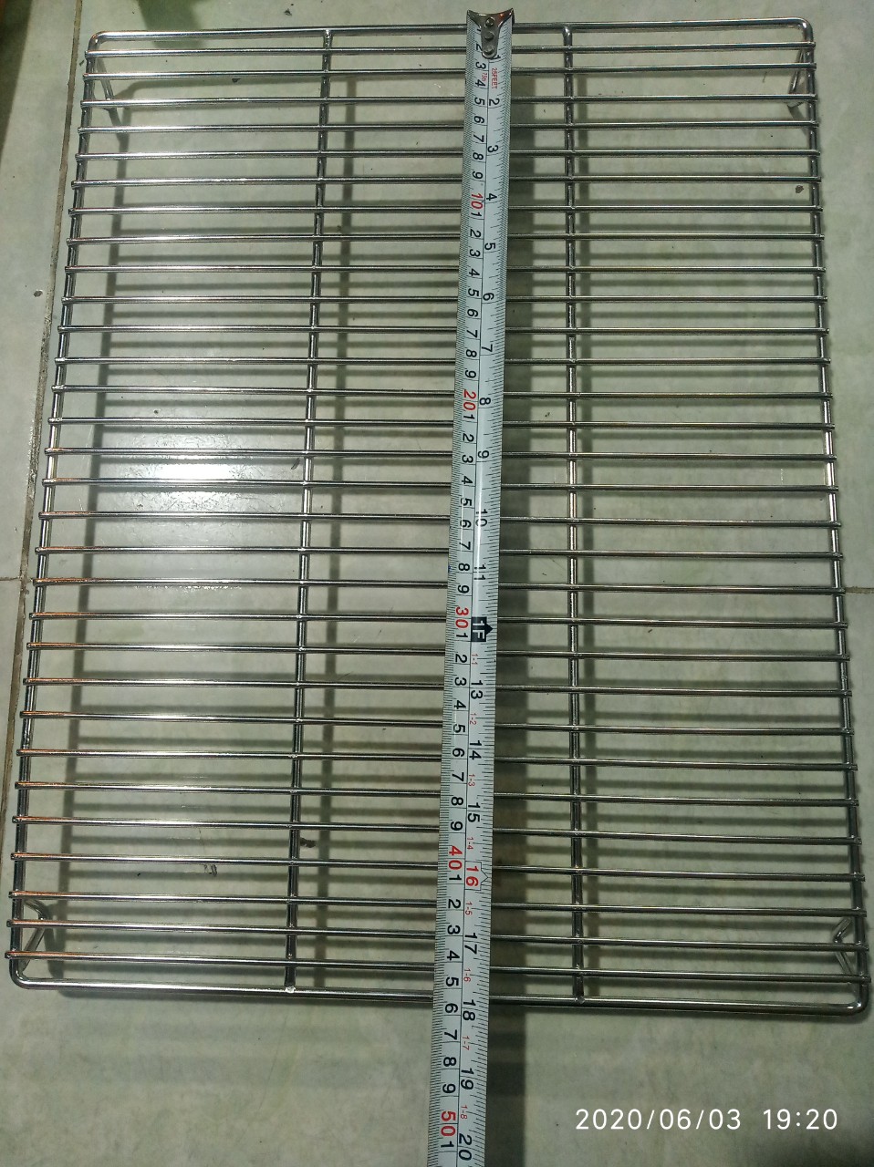 vỉ nướng inox 304 dùng trong lò nướng 36x46/ Chất liệu inox 304: không nhiễm từ, bền với thời gian, không gỉ sét, an toàn cho sức khỏe.