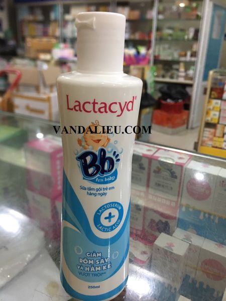 Lactacyd bb sữa tắm giúp làm giảm rôm sảy và hăm kẽ cho bé