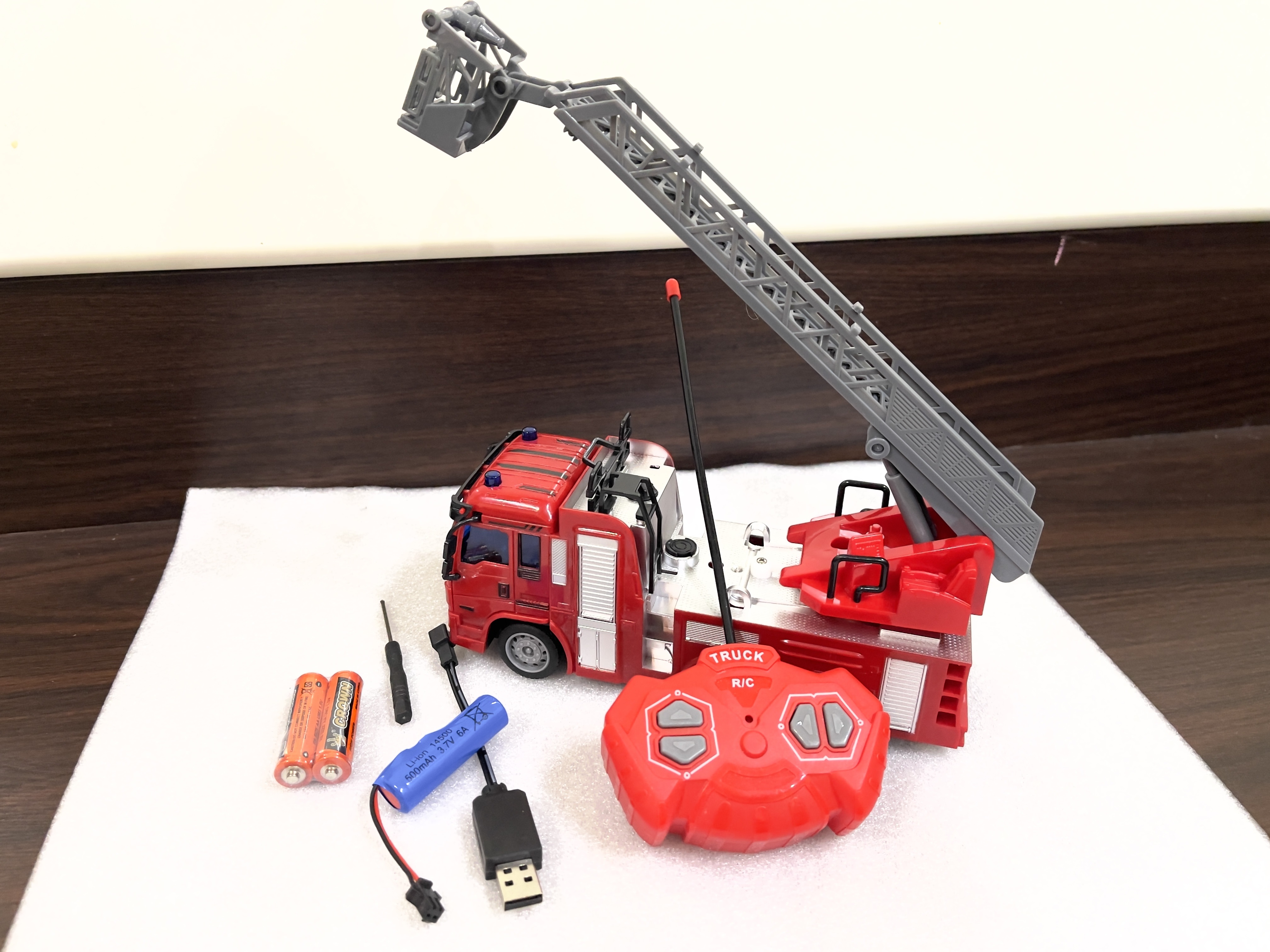 Xe cứu hỏa điều khiển từ xa - phiên bản tháp cẩu