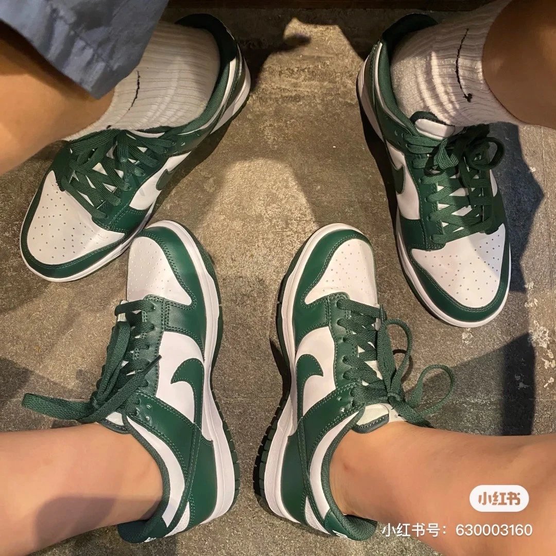 Hot Sale  ΝΙΚΕ Duk- SB- Low R “Varsity Green” Trắng Xanh Lục Kinh Điển Thời Trang Giày Thể Thao Thường Ngày Thoải Mái Giày Đế Bằng N