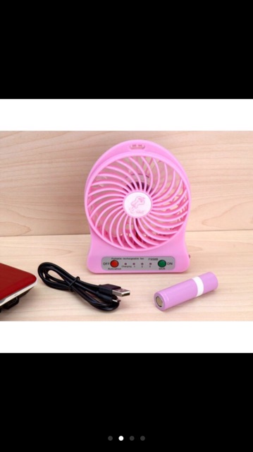 Quạt 3 tốc độ kèm pin sạc để bàn.